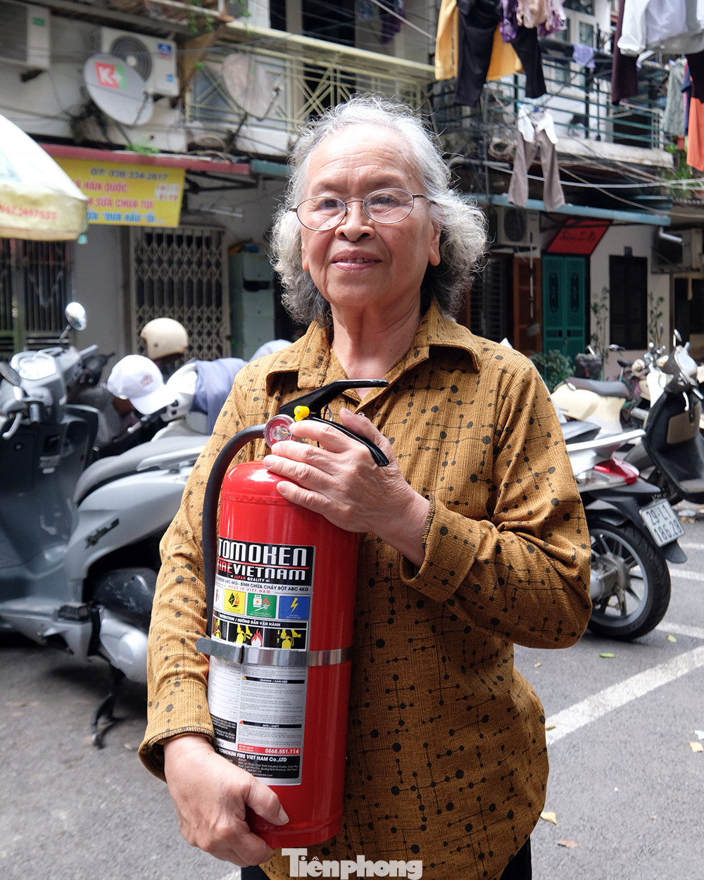 Bà Phạm Thị Tý (cư dân tổ dân phố số 8 phường Quán Thánh), lần đầu được sở hữu bình chữa cháy.