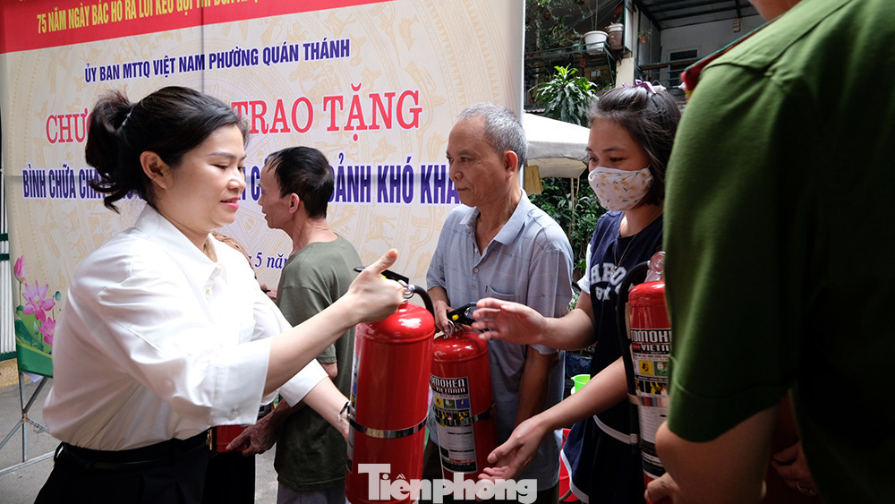 "Trên địa bàn tôi quản lý, nơi có nhiều khu tập thể cũ với mật độ dân cư đông luôn tiềm ẩn nguy cơ cháy nổ cao. Hôm nay được cùng lãnh đạo phường trực tiếp trao tặng người dân bình chữa cháy, tôi yên tâm cũng như tự tin hơn trong công tác tuyên truyền phòng chống cháy nổ trên địa bàn" Đồng chí Nguyễn Minh Hải, cảnh sát khu vực phụ trách cụm dân cư số 8 chia sẻ.