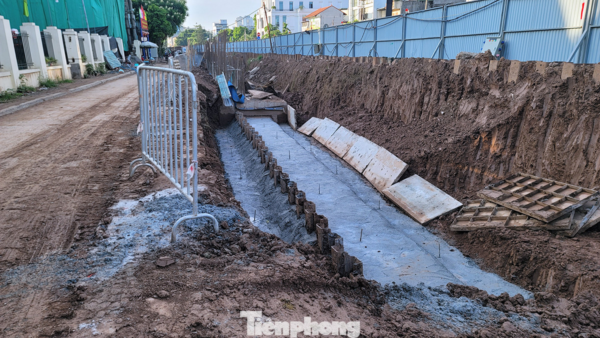 Một phần khu vực đê Hữu Hồng được hạ cốt để đổ bê tông cốt thép. Một phần khu vực đê Hữu Hồng được hạ cốt để đổ bê tông cốt thép.