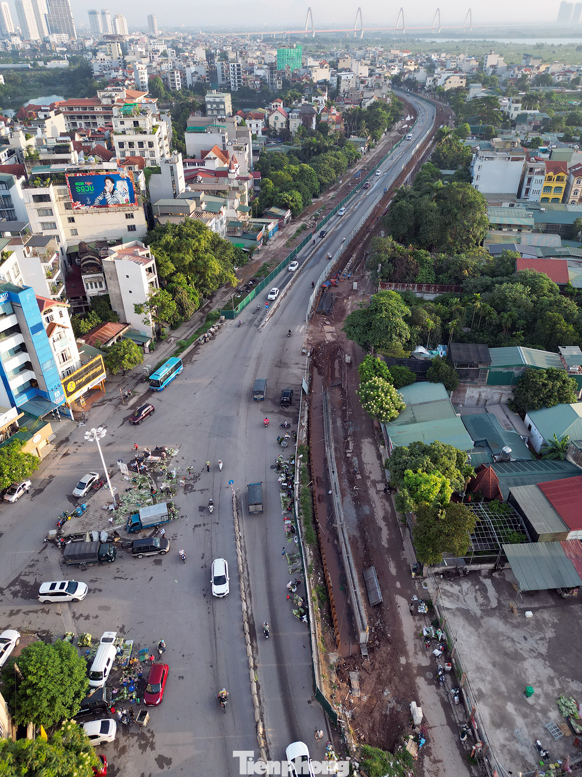 Để đáp ứng yêu cầu chống lũ ngày càng cao, hạn chế ùn tắc giao thông, TP.Hà Nội đã giao Ban QLDA làm chủ đầu tư thực hiện giai đoạn 2 dự án xây dựng công trình cầu vượt tại nút giao An Dương - đường Thanh Niên, trong đó có hạng mục thay thế kết cấu đê làm bằng đất thành đê bê tông; yêu cầu hoàn thành các hạng mục đê bê tông cốt thép và cửa khẩu qua đê trước ngày 15/6. Để đáp ứng yêu cầu chống lũ ngày càng cao, hạn chế ùn tắc giao thông, TP.Hà Nội đã giao Ban QLDA làm chủ đầu tư thực hiện giai đoạn 2 dự án xây dựng công trình cầu vượt tại nút giao An Dương - đường Thanh Niên, trong đó có hạng mục thay thế kết cấu đê làm bằng đất thành đê bê tông; yêu cầu hoàn thành các hạng mục đê bê tông cốt thép và cửa khẩu qua đê trước ngày 15/6.