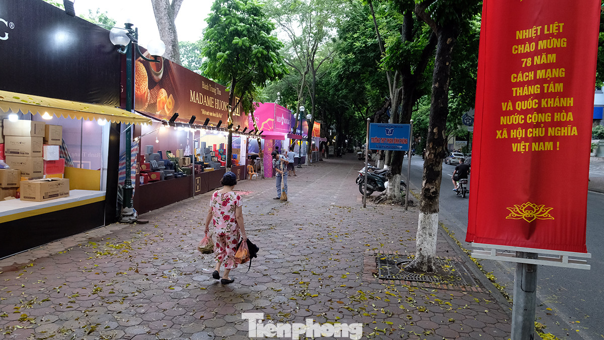 Đoạn vỉa hè trước cổng trường THPT Phan Đình Phùng sáng nay vắng vẻ, khác hẳn ngày thường.