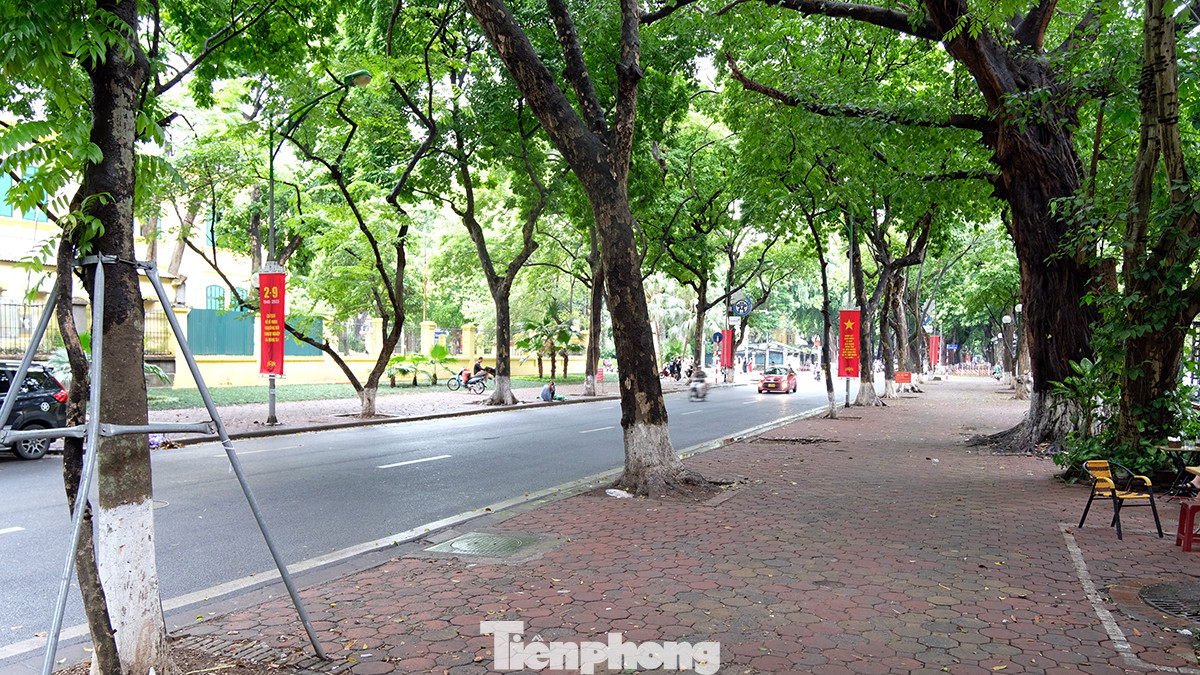 Có nhiểu thời điểm vỉa hè phố Phan Đình Phùng được ví von: Một mét vuông có đến chục "nàng thơ". Tuy nhiên, tuyến đường không một bóng người sáng nay cho thấy sự đối lập khác thường.