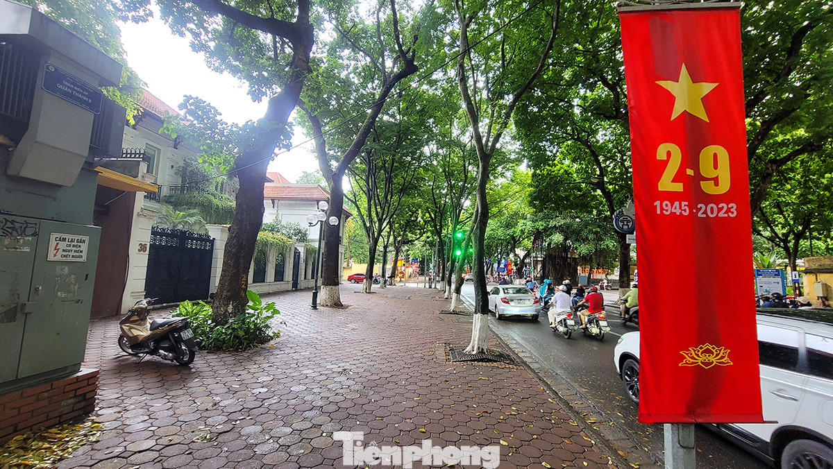 Năm nay, kỳ nghỉ lễ 2/9 kéo dài đến 4 ngày cùng thời điểm mùa thu được coi là đẹp nhất của Hà Nội khiến dòng người đổ về phố Phan Đình Phùng rất đông đúc.