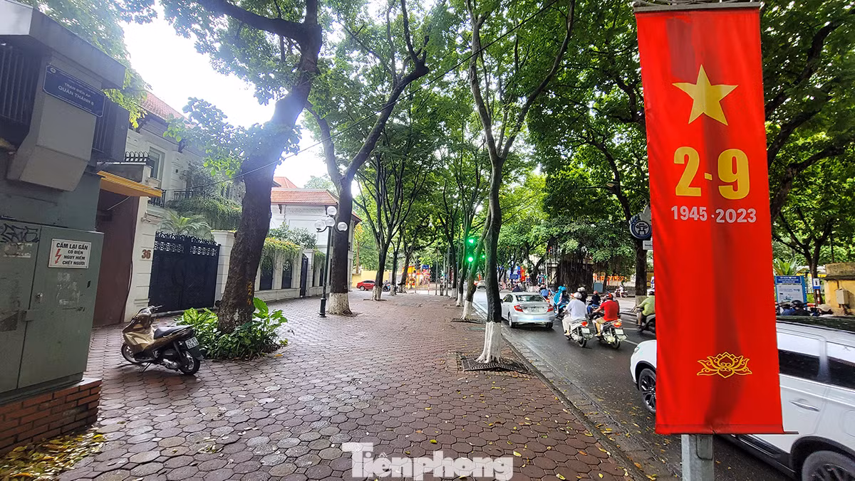 Năm nay, kỳ nghỉ lễ 2/9 kéo dài đến 4 ngày cùng thời điểm mùa thu được coi là đẹp nhất của Hà Nội khiến dòng người đổ về phố Phan Đình Phùng rất đông đúc.