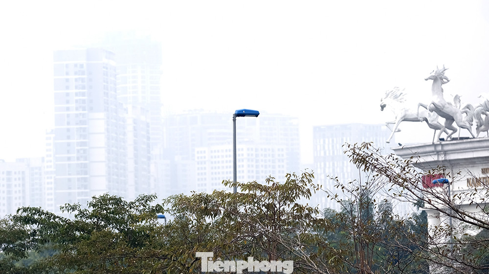 Các tòa nhà cao tầng như chìm vào trong sương cho dù vào thời điểm giữa trưa có nắng.