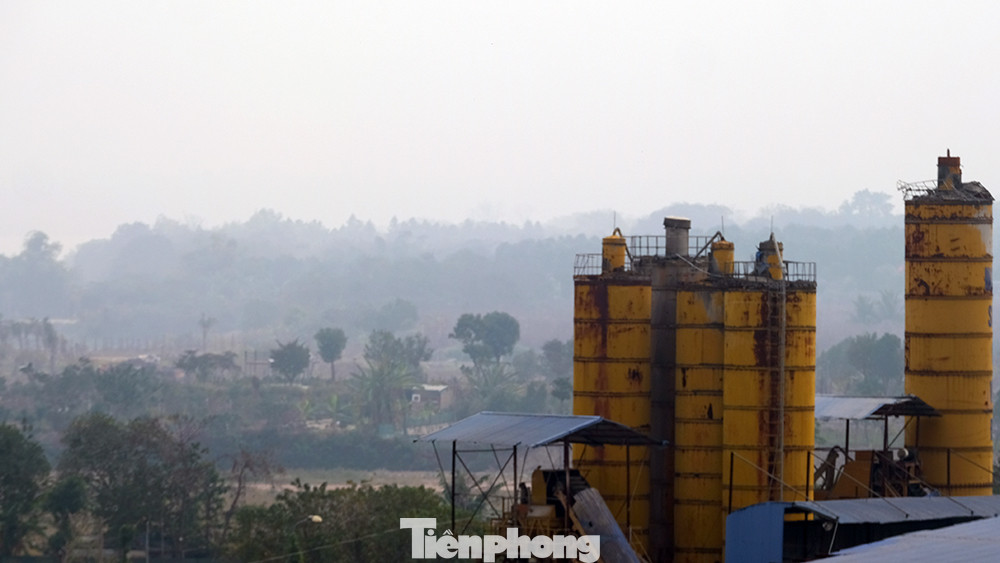 Một công trình xây dựng ở ngoại thành Hà Nội với quang cảnh mịt mù bao quanh.