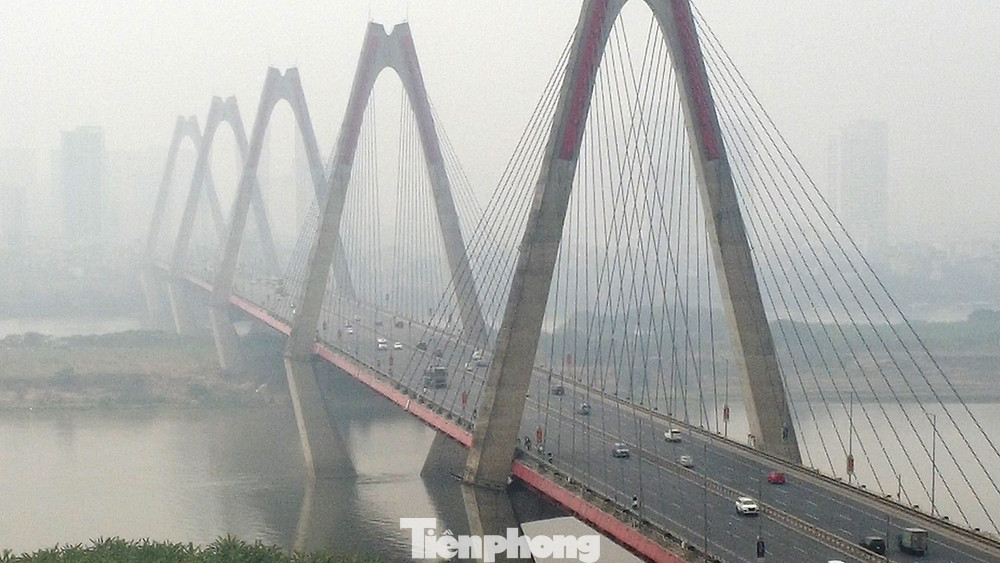 Ở góc nhìn trên cao, cây cầu Nhật Tân mờ dần vào lớp sương mù.