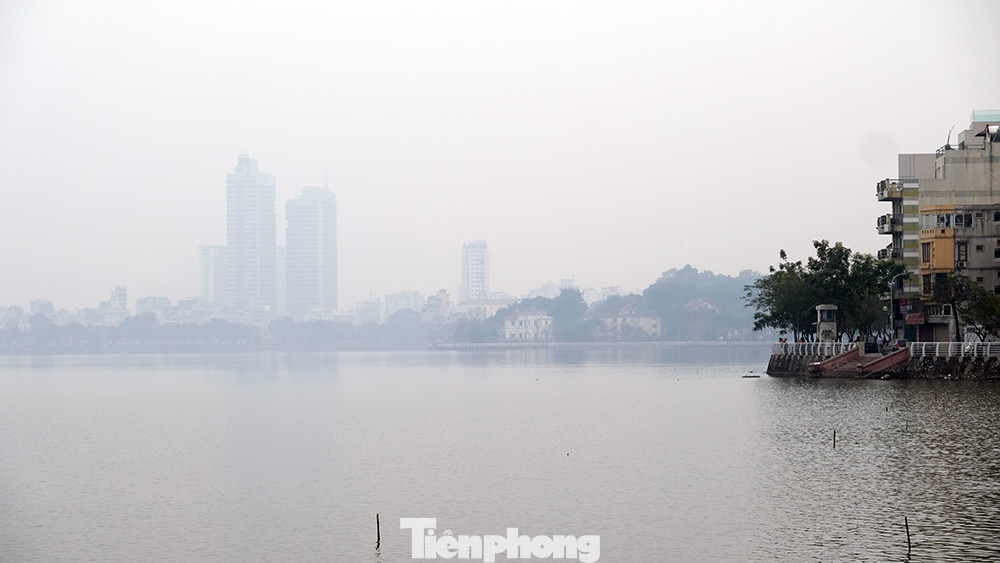 Tuy nhiên đến 12 giờ trưa, bầu trời Hà Nội và các khu vực lân cận vẫn mù mịt trong sương, cho dù vẫn xuất hiện nắng nhẹ.