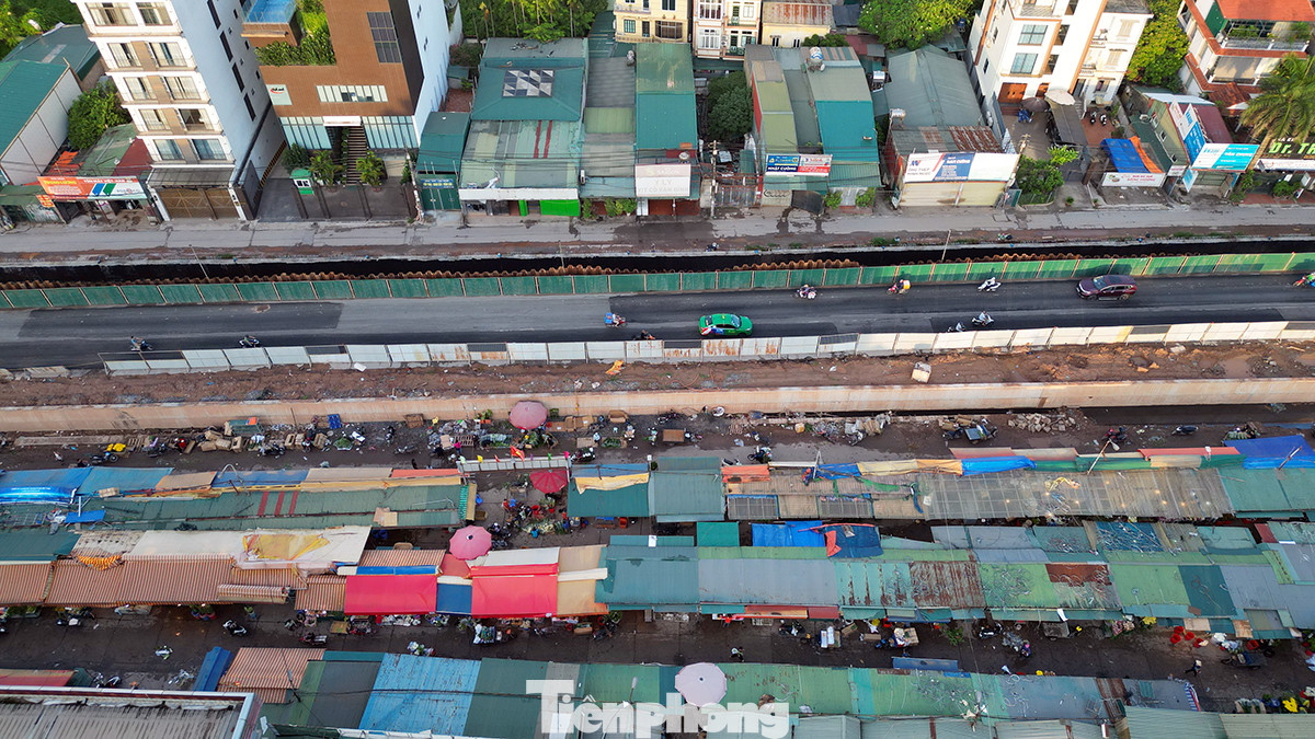 Vừa qua, UBND TP.Hà Nội yêu cầu chủ đầu tư khẩn trương đắp hoàn trả toàn bộ phạm vi đã đào xẻ thân đê Hữu Hồng, có biện pháp bảo đảm an toàn chống lũ cho đê đoạn từ chợ hoa Quảng Bá đến ngõ 464 Âu Cơ (Q.Tây Hồ, Hà Nội). Vừa qua, UBND TP.Hà Nội yêu cầu chủ đầu tư khẩn trương đắp hoàn trả toàn bộ phạm vi đã đào xẻ thân đê Hữu Hồng, có biện pháp bảo đảm an toàn chống lũ cho đê đoạn từ chợ hoa Quảng Bá đến ngõ 464 Âu Cơ (Q.Tây Hồ, Hà Nội).