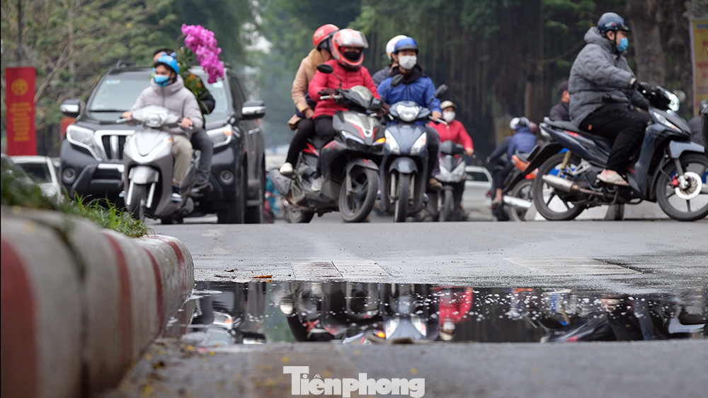 Thời tiết nồm ẩm kèm mưa nhỏ thường xuất hiện các vũng nước trên đường, người tham gia giao thông bằng xe máy rất dễ bị trơn trượt hay va chạm nếu phanh gấp hoặc đánh lái né tránh thiếu quan sát.