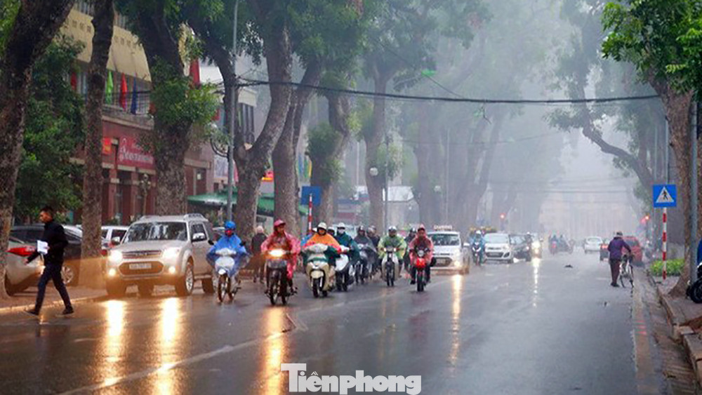 Sáng sớm nay (11/1), thời tiết tại Hà Nội mưa bụi kèm sương mù ảnh hưởng rất lớn đến việc giao thông đi lại.