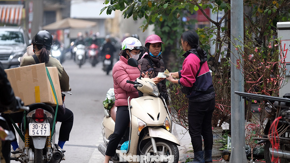Từ ngày 25/1-26/1 (tức mùng 5 - 6 Tết): Có mưa, mưa rào và rải rác có dông. Nhiệt độ có xu hướng tăng dần, trời rét, vùng núi có nơi rét đậm. Nhiệt độ cao nhất 16 - 20 độ C, nhiệt độ thấp nhất 13 - 16 độ C, vùng núi có nơi dưới 12 độ C.