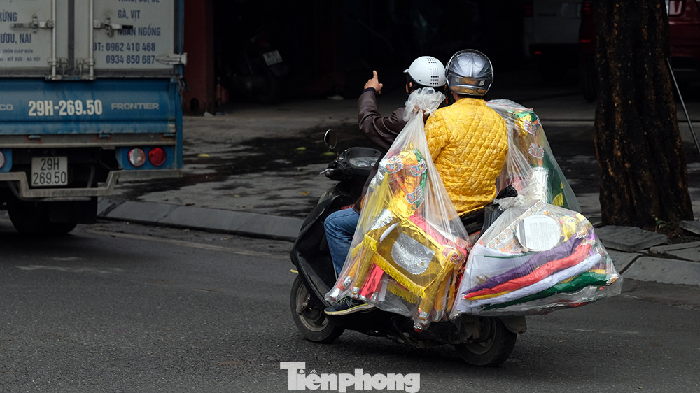 Người dân Thủ đô đi mua sắm lễ để chuẩn bị cho ngày thắp hương cúng ông Công ông Táo vào cuối tuần này.