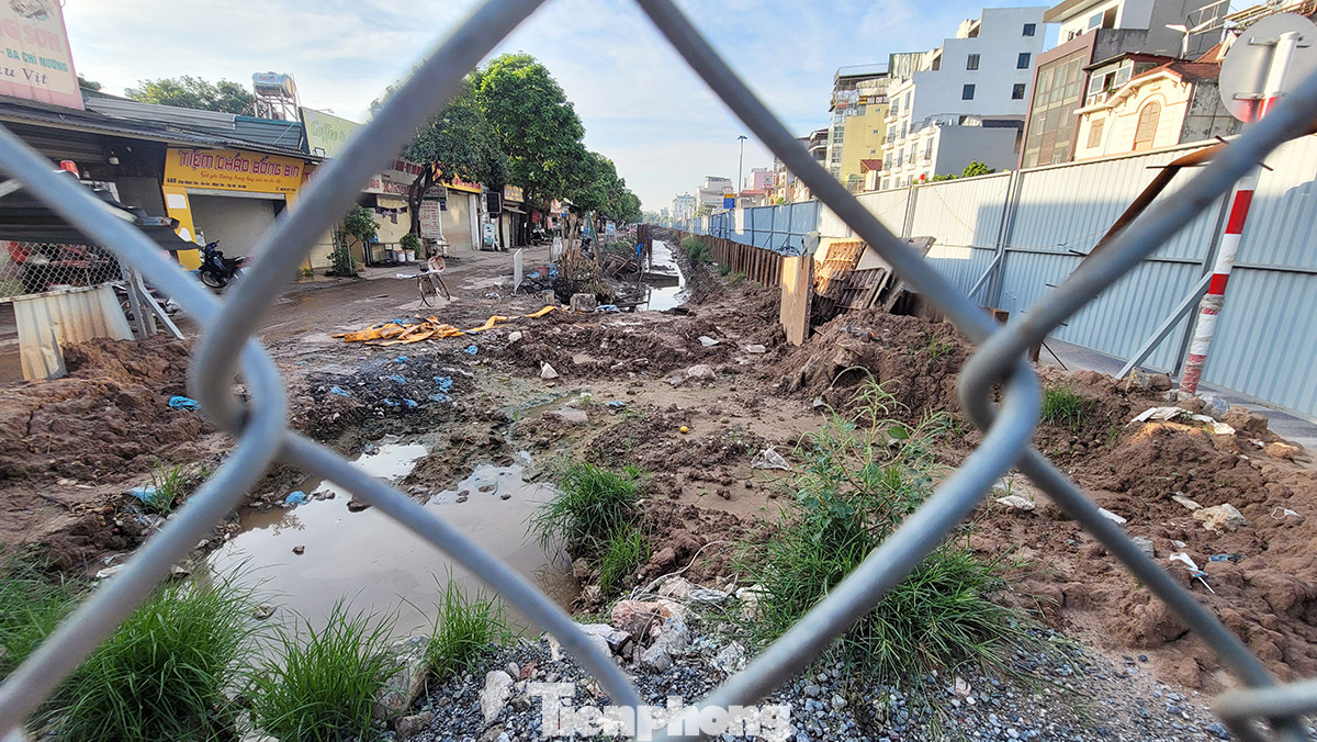 Dự án mở rộng đường đê Âu Cơ - Nghi Tàm đoạn từ nút giao khách sạn Thắng Lợi đến nút giao cầu Nhật Tân dài 3,7 km, thuộc dự án xây dựng cầu vượt nút giao đường An Dương - Thanh Niên giai đoạn 2 do Hà Nội phê duyệt năm 2019. Dự án mở rộng đường đê Âu Cơ - Nghi Tàm đoạn từ nút giao khách sạn Thắng Lợi đến nút giao cầu Nhật Tân dài 3,7 km, thuộc dự án xây dựng cầu vượt nút giao đường An Dương - Thanh Niên giai đoạn 2 do Hà Nội phê duyệt năm 2019.