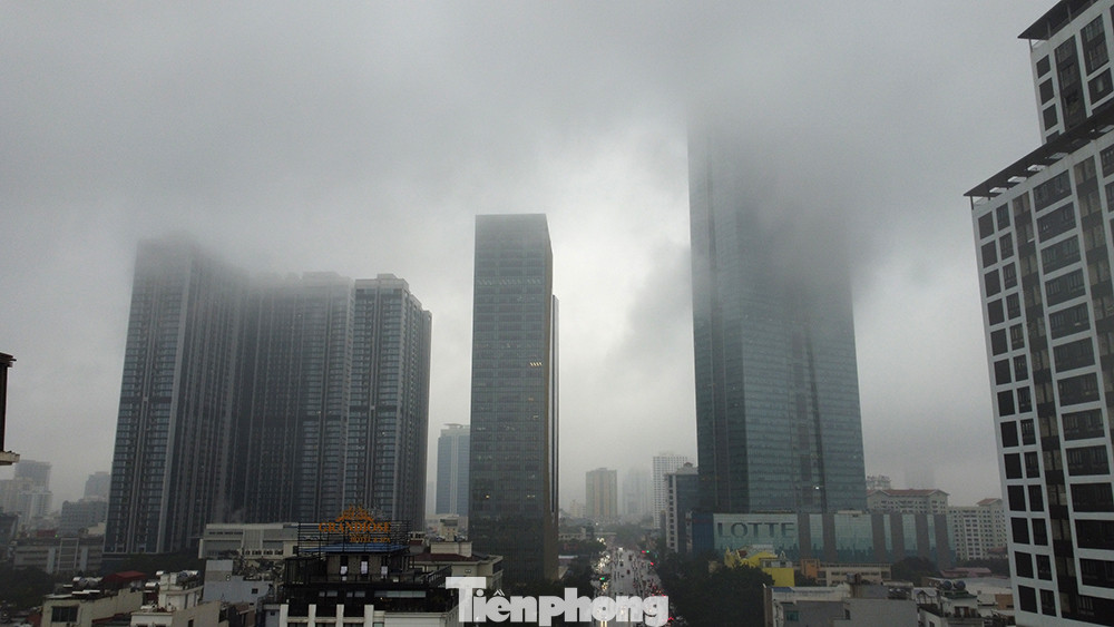 Tình trạng sương mù xuất hiện vào sáng sớm, thậm trí kéo dài cả ngày vẫn tiếp diễn, thời tiết lặng gió và có mưa phùn, chất lượng không khí ở Hà Nội suy giảm nghiêm trọng.