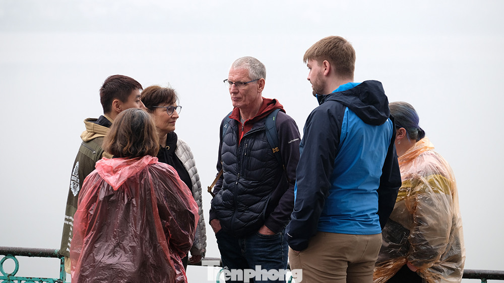 Tình trạng này được dự báo kéo dài trong những giờ tới và AQI sẽ giảm vào khung giờ 13h đến15h, khi thời tiết ấm lên.