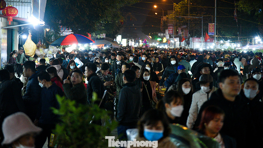 Chợ Viềng (lối gọi theo tiếng cổ của Chợ Xuân) là phiên chợ đầu năm họp vào đêm mùng 7 ngày mùng 8 ở Nam Định. Theo gia phả họ Trần thì chợ Viềng có từ thời cổ xưa và hình thành theo tục lệ làng xã của người dân địa phương. Từ " Viềng" là từ Hán Việt có nghĩa là: thăm hỏi, viếng thăm, trò chuyện.