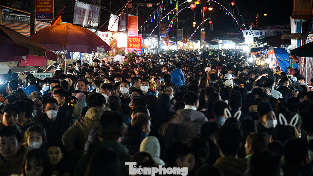 Chợ Viềng Phủ Dầy (xã Kim Thái, huyện Vụ Bản, tỉnh Nam Định) là phiên chợ truyền thống nổi tiếng và đặc sắc, được tổ chức một phiên duy nhất vào đêm mùng 7 và mùng 8 Tết hàng năm.