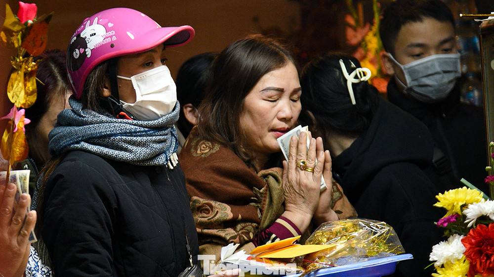 Thời tiết năm nay dù tạnh ráo nhưng giá lạnh, có người còn đội nguyên mũ bảo hiểm vào dâng lễ.