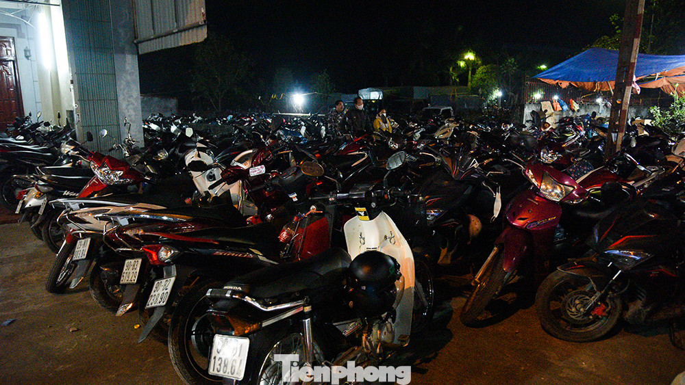 Mọi bãi đất trống quanh khu vực lân cận của Chợ Viềng đều trở thành bãi trông giữ xe, phương tiện chật cứng vì người dân đổ về đông đột biến sau mấy năm không tổ chức họp chợ.