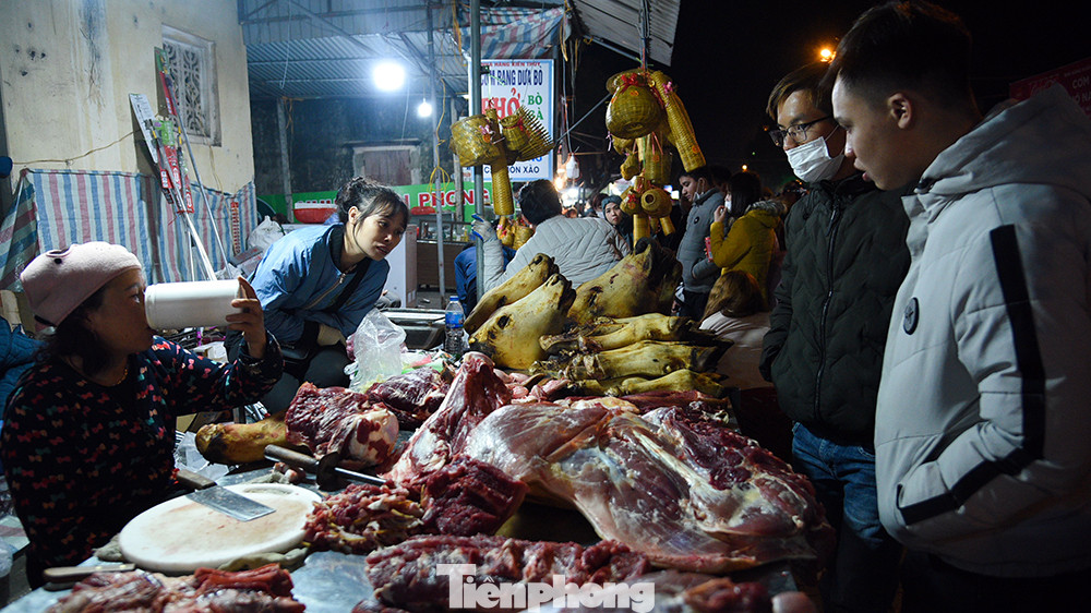 Nét đặc trưng mà ai đến Chợ Viềng cũng thường thấy là phiên chợ bán rất nhiều thịt bê. Phần lớn du khách đến đây đều mua thịt bê mang về bởi thịt bê ở đây được mổ tại chỗ, rất tươi ngon.