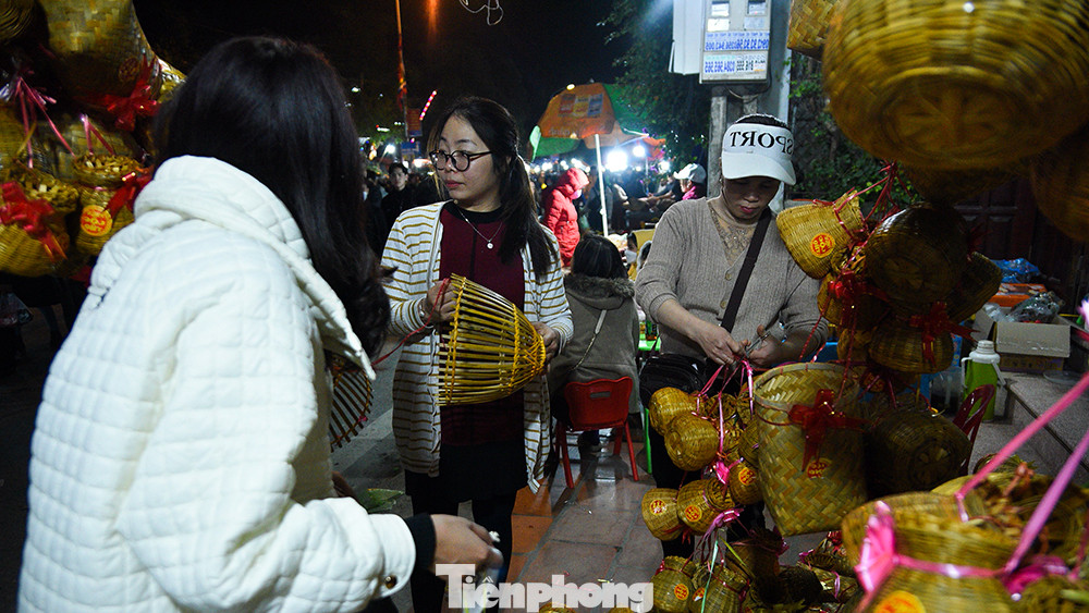 Tại phiên chợ, các sản phẩm được bày bán ở đây chủ yếu là các loại công cụ nông nghiệp, các loại cây trồng, đồ đồng, đồ đá, đồ cổ, đồ cũ… với đa dạng chủng loại, chất lượng cũng như giá cả.