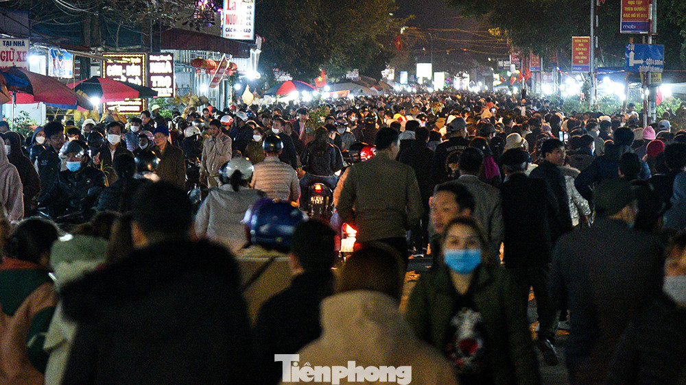 Phiên chợ Viềng năm nay thu hút lượng lớn du khách từ khắp nơi về họp chợ và lễ Phủ.