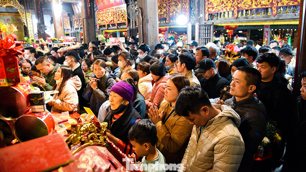 Phía trong Phủ chính, dù nửa đêm nhưng gần như không còn một khoảng trống do số lượng người về đây dự lễ đông đột biến.