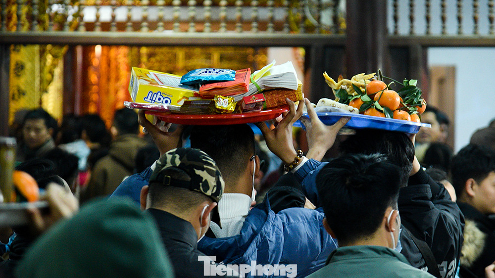 Khu vực đường vào Phủ, người dân chen chân để dâng lễ đầu năm.