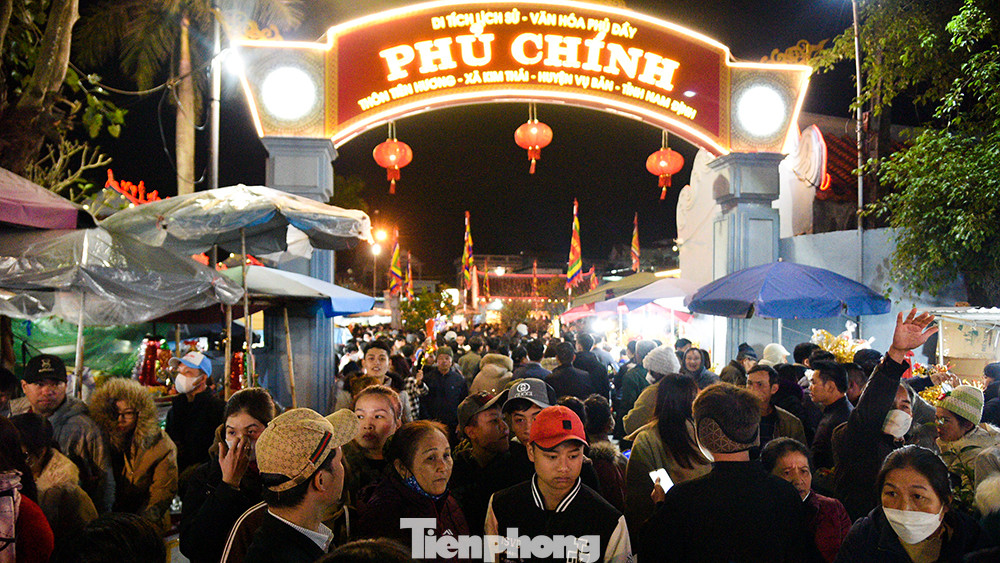 Hầu hết mọi người đi Chợ Viềng đều chung một ý niệm là mua may, bán rủi để năm mới được bình an và may mắn. Vì thế, không ai đặt nặng vấn đề lời lãi. Người bán chớ nói thách cao, người mua cũng không nên mặc cả nhiều để tránh xui xẻo hay làm mất đi tính tâm linh của phiên chợ.