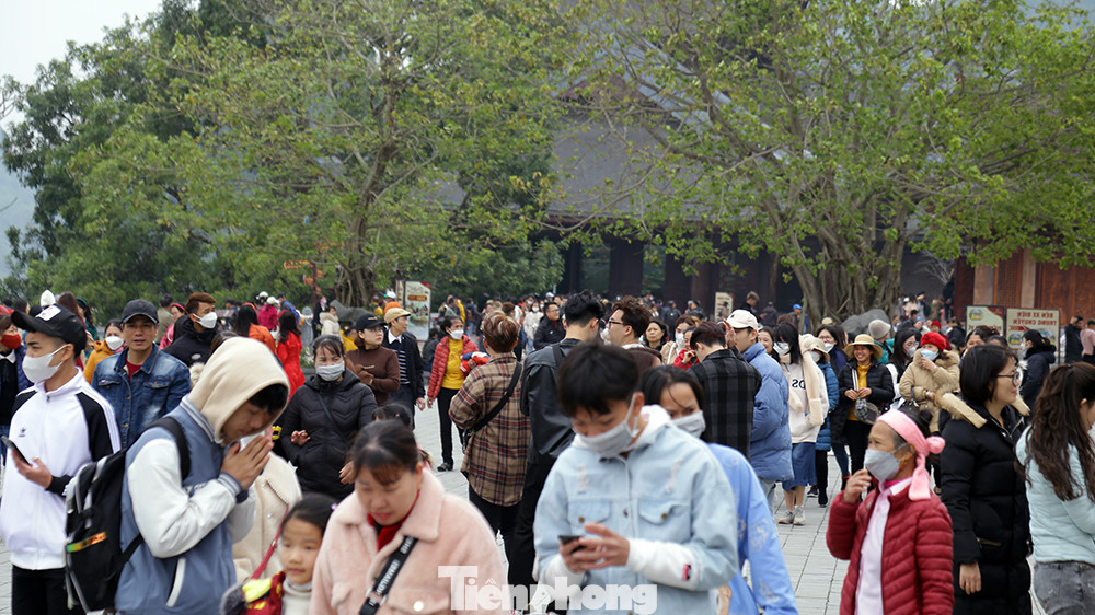 Để tránh tình trạng chen lấn, quá tải như những năm trước, năm nay Ban Quản lý chùa Tam Chúc đã chia hơn 10 điểm tư vấn bán vé dịch vụ kết hợp với việc thanh toán online.