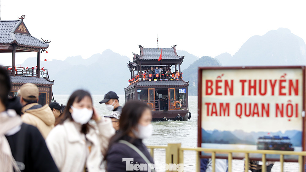 Theo Ban Quản lý chùa Tam Chúc, kể từ ngày 3 Tết đến nay, số lượng du khách, phật tử đến tham quan, chiêm bái luôn khoảng trên một vạn người.