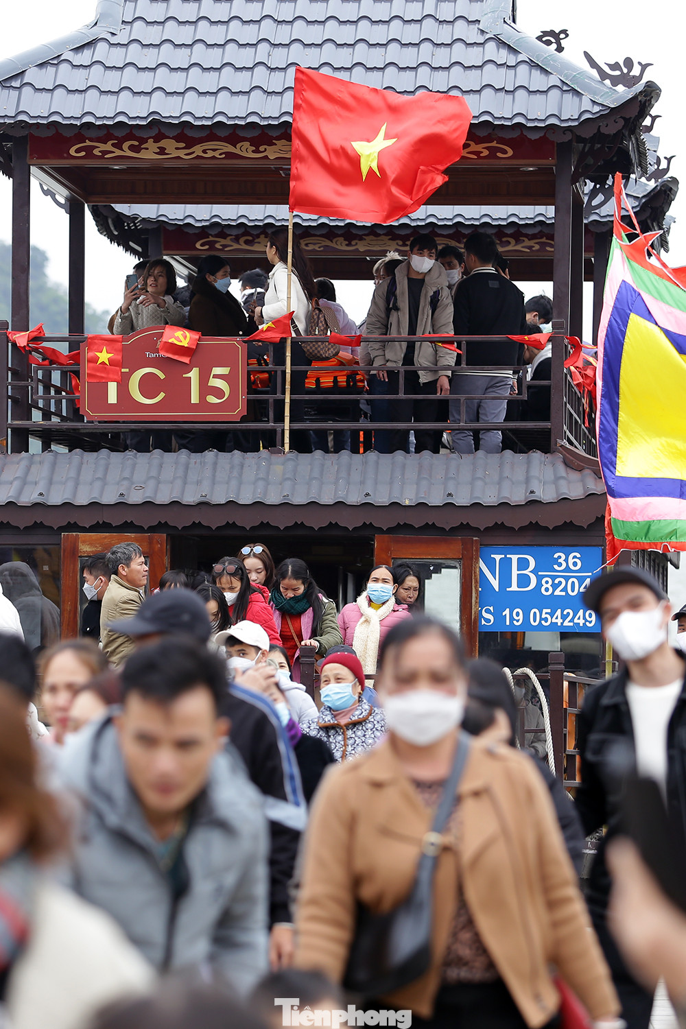 Những chiếc thuyền chở khách tham quan trên khu vực hồ của quần thể chùa Tam Chúc luôn chật kín du khách.