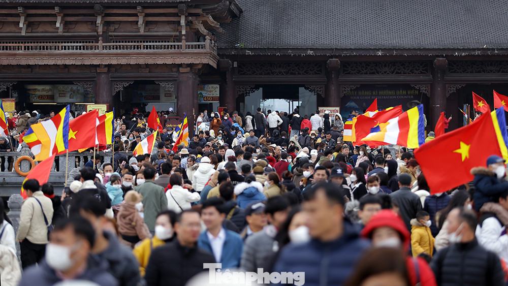 Được biết, ngay từ sáng sớm ngày mồng 8 Tết, hàng dài các phương tiện tham gia giao thông nối đuôi nhau vào chùa Tam Chúc (thị trấn Ba Sao, huyện Kim Bảng, tỉnh Hà Nam).