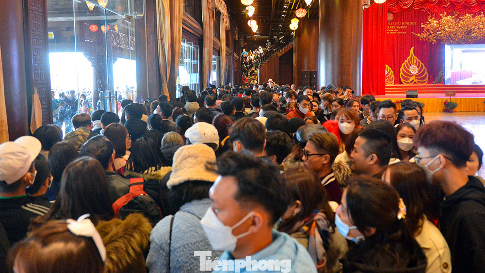 Tam Chúc là một quần thể danh thắng tâm linh rộng lớn, cách trung tâm Hà Nội 60km, trong đó có chùa Tam Chúc - ngôi chùa được biết đến là một trong những ngôi chùa lớn nhất thế giới.