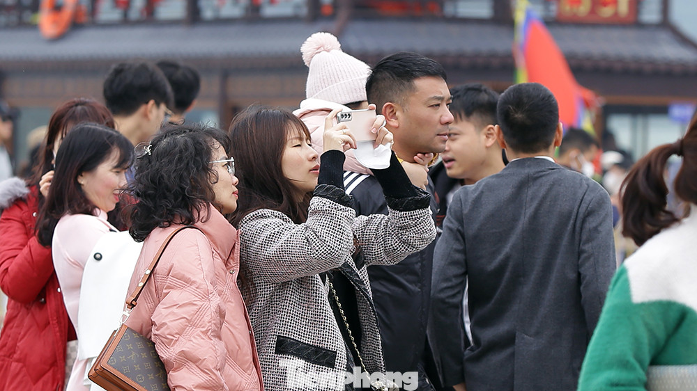 Du khách đến tham quan, chiêm bái chùa Tam Chúc trong thời tiết nắng đẹp của ngày Chủ nhật đầu tiên trong năm mới Quý Mão.