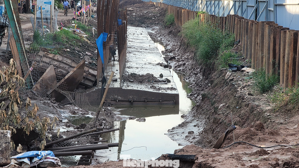 Nhiều hạng mục đang dở dang, nước thải tù đọng gây mùi hôi thối ở khu vực đầu ngõ 464 Âu Cơ. Nhiều hạng mục đang dở dang, nước thải tù đọng gây mùi hôi thối ở khu vực đầu ngõ 464 Âu Cơ.