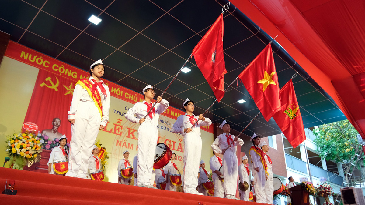 Học sinh trường THCS Ngô Quyền thực hiện nghi thức chào cờ