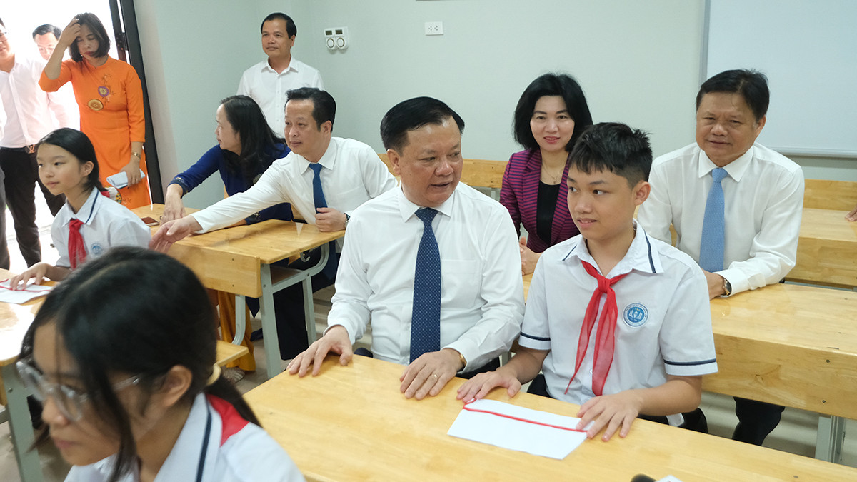 Bí thư TP Hà Nội Đinh Tiến Dũng dự buổi học đầu năm và thăm quan một số phòng học với trang thiết bị học tập hiện đại của nhà trường.