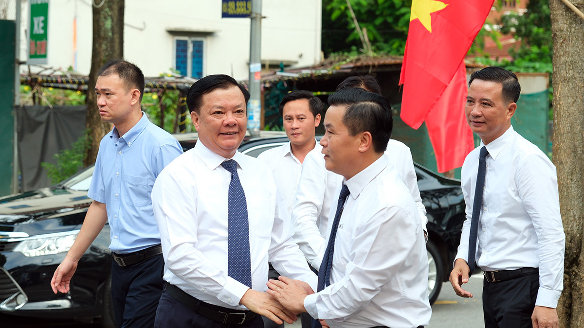 Sáng 5/9, Ủy viên Bộ Chính trị, Bí thư Thành ủy Hà Nội Đinh Tiến Dũng đã đến dự Lễ khai giảng năm học mới tại trường THCS Ngô Quyền (xã Đông Hội, huyện Đông Anh, Hà Nội).