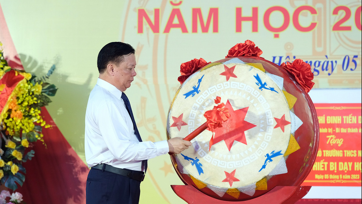 Bí thư Thành ủy Hà Nội Đinh Tiến Dũng gióng hồi trống đánh dấu thời khắc mở đầu năm học mới với tinh thần mới, quyết tâm mới, vì những mục tiêu cao hơn, xa hơn.