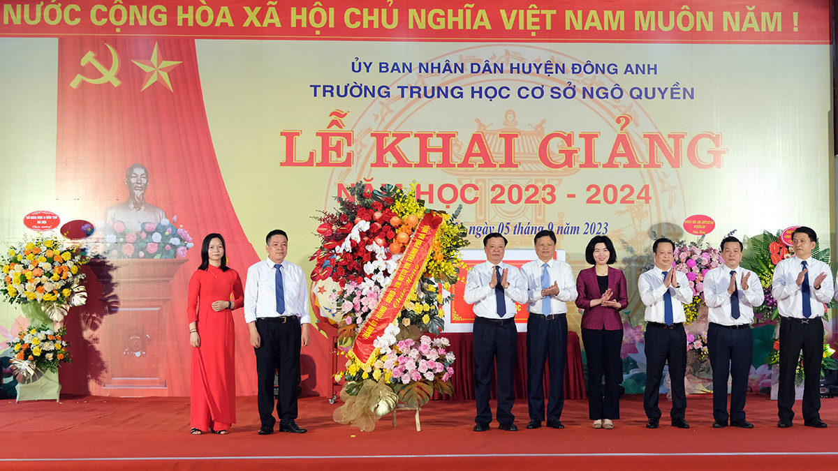 Bí thư Hà Nội tặng hoa chúc mừng những thành tích nổi bật của thầy trò Trường THCS Ngô Quyền.