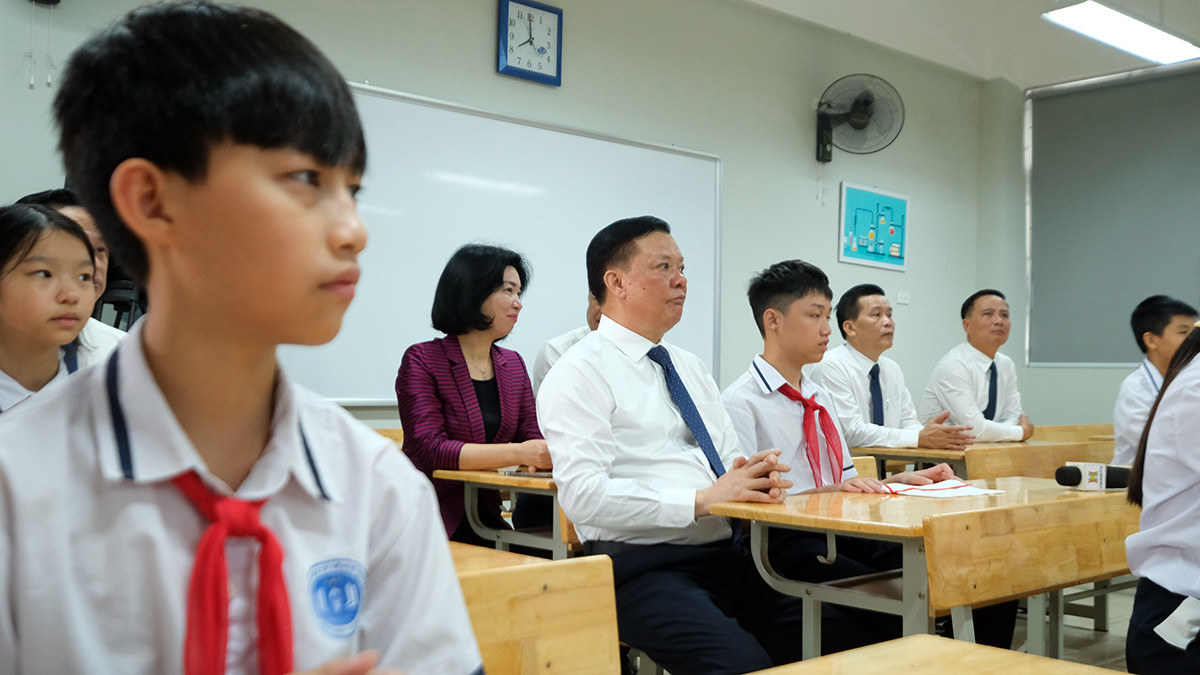 Bí thư TP Hà Nội Đinh Tiến Dũng dự buổi học đầu năm và thăm quan một số phòng học với trang thiết bị học tập hiện đại của nhà trường.