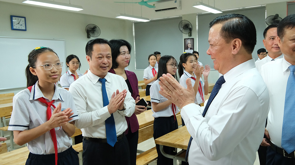 Bí thư TP Hà Nội Đinh Tiến Dũng dự buổi học đầu năm và thăm quan một số phòng học với trang thiết bị học tập hiện đại của nhà trường.