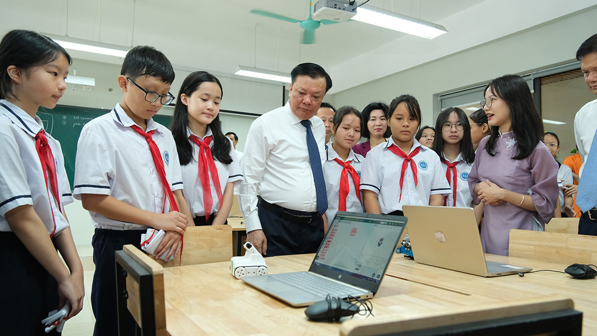 Bí thư TP Hà Nội Đinh Tiến Dũng dự buổi học đầu năm và thăm quan một số phòng học với trang thiết bị học tập hiện đại của nhà trường.