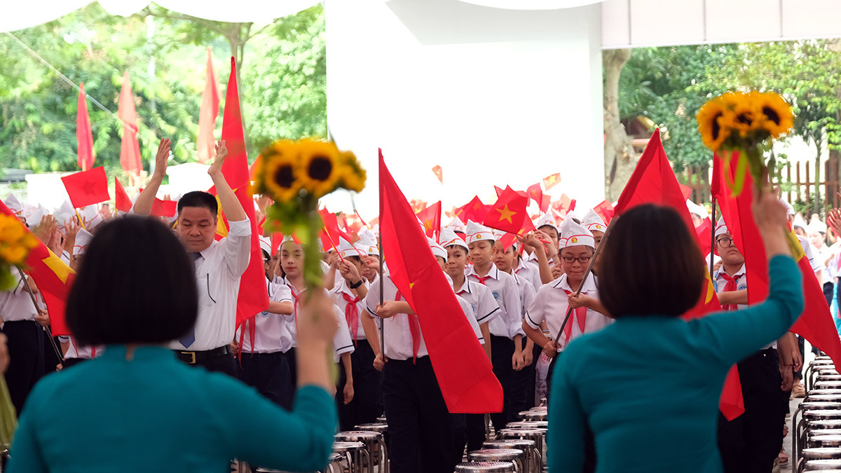 Thầy cô giáo đón chào học sinh khối 6, những thành viên mới của ngôi trường THCS Ngô Quyền.
