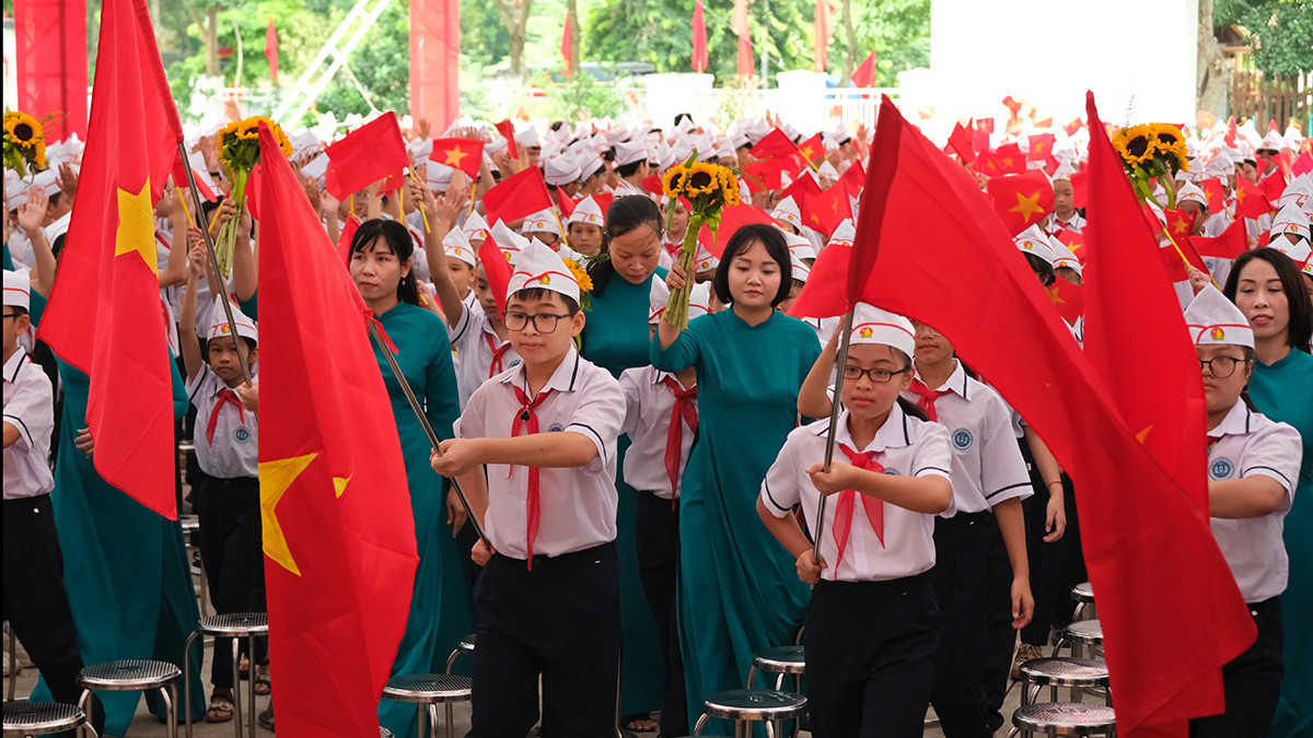 Thầy cô giáo đón chào học sinh khối 6, những thành viên mới của ngôi trường THCS Ngô Quyền.