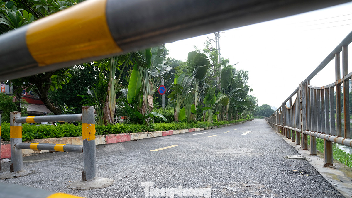 Đường đi bộ ven sông Tô Lịch dài 4km, điểm đầu nối với phố Cầu Giấy, điểm cuối là Ngã Tư Sở (quận Đống Đa). Ở mỗi đầu lối vào đường đi bộ, rào chắn được lắp đặt để tránh các phương tiện đi vào mất an toàn cho người đi bộ.
