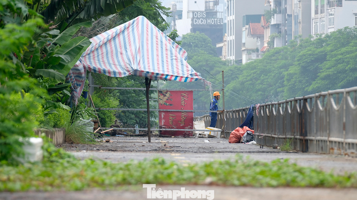 Hiện nay, một số hạng mục của công trình cống của dự án xử lý nước thải Yên Xá đang được công nhân tháo dỡ, trả lại mặt đường cho người đi bộ.