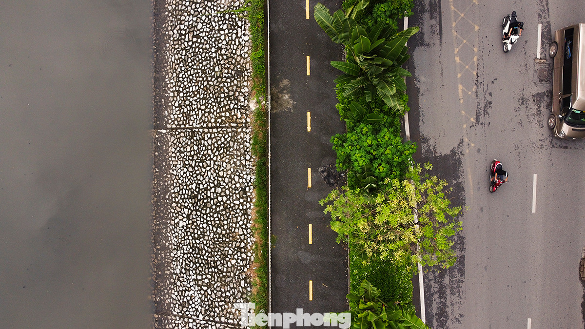 Khung cảnh tuyến đường đi bộ ven sông Tô Lịch.